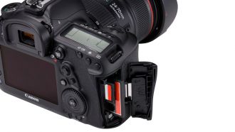 Canon EOS-5D-Mark-IV-Detail-Dual-card-slots-Beauty-02